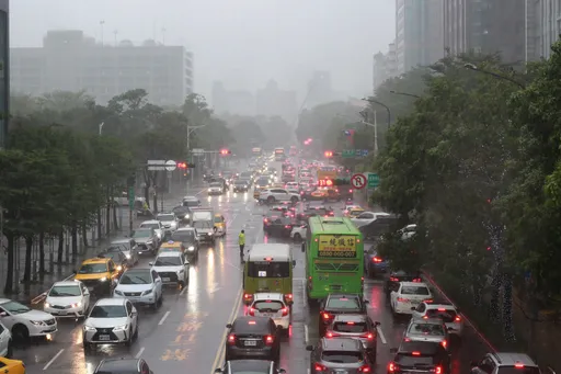 新北今6時起河濱停車場只出不進 周邊開放紅黃線停車!路邊車格免收費