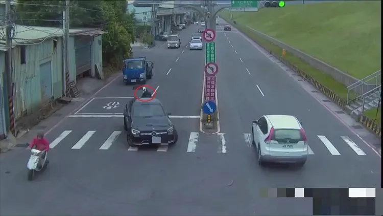 林男(紅圈處)撞上賓士車車尾。蘆洲警分局提供