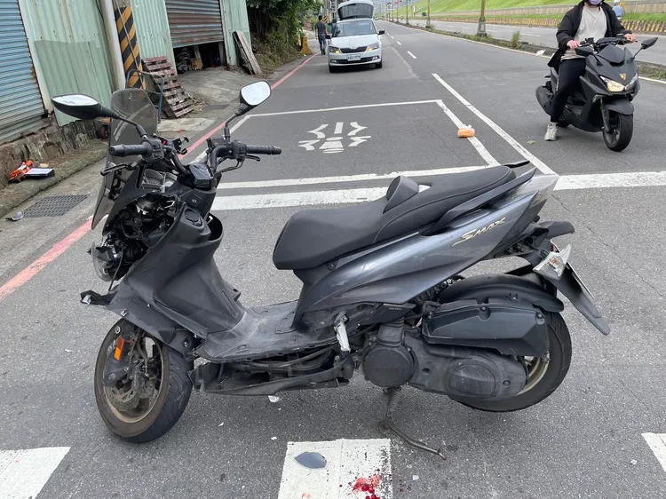 林男機車車頭嚴重毀損。蘆洲警分局提供