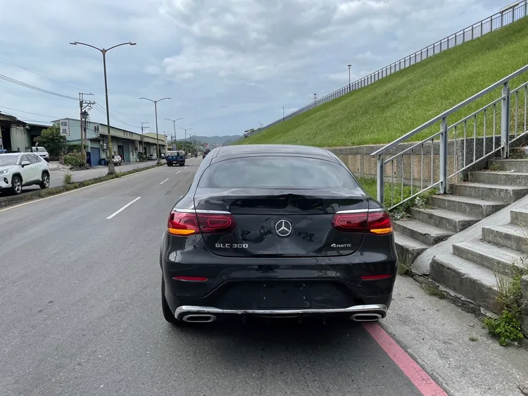 賓士車車尾嚴重凹陷。蘆洲警分局提供