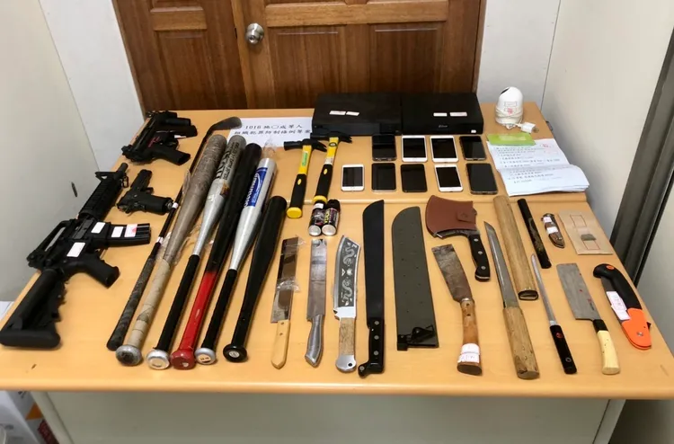 起出槍械、棍棒等作案工具。警方提供