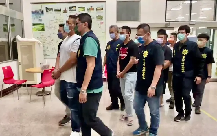 警方破獲5個黑幫組織，逮捕26人到案。警方提供