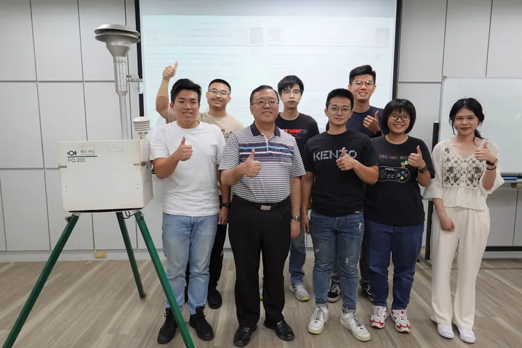 中山大環境工程研究所的研究團隊（如圖）與高長合作，發現吸入PM2.5會導致小鼠肝腎毒性。中山大提供