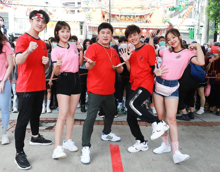 民視節目《綜藝大集合》主持群郭忠祐（左起）、 籃籃 、胡瓜、 阿翔 、賴慧如逗趣主持風格受肯定。民視提供