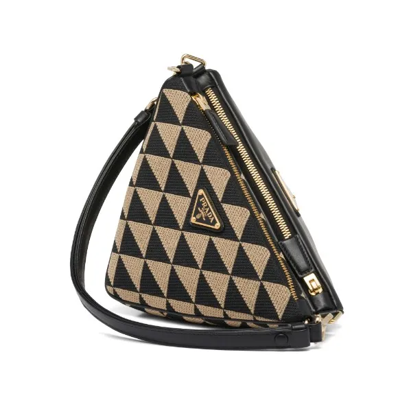 PRADA Symbole幾何3角肩背包，9萬8000元。品牌提供