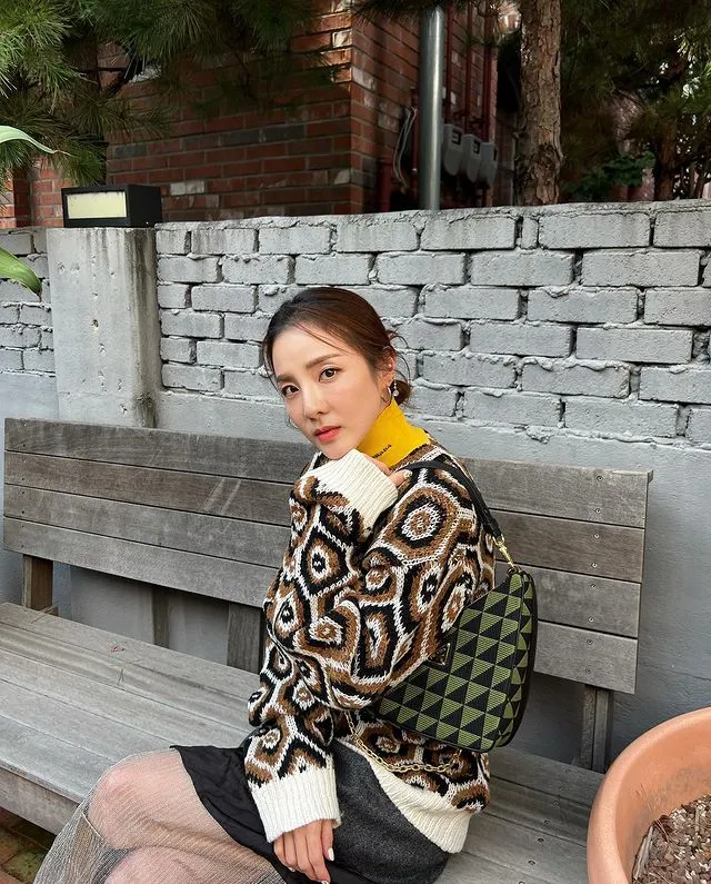 2NE1成員Dara不只和Sana撞衫，連挑選的包款都品味相同。翻攝daraxxi IG