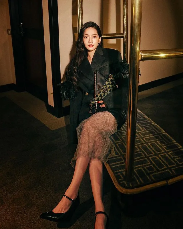 同樣選擇曬腿秀包的女星曾之喬，把一襲飾有羽毛的PRADA新裝造型，比做「時尚大鳥姊姊姊」。翻攝chiaochiaotzeng IG