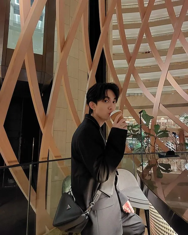 做為男星代表的林宥嘉，趁赴新加坡開場期間，曬出造型多變的PRADA Saffiano皮革肩背包。翻攝yogalin_official IG