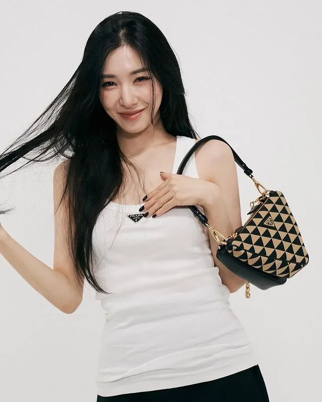 韓團「少女時代」成員Tiffany開心秀出PRADA Symbole系列手袋。翻攝tiffanyyoungofficial IG