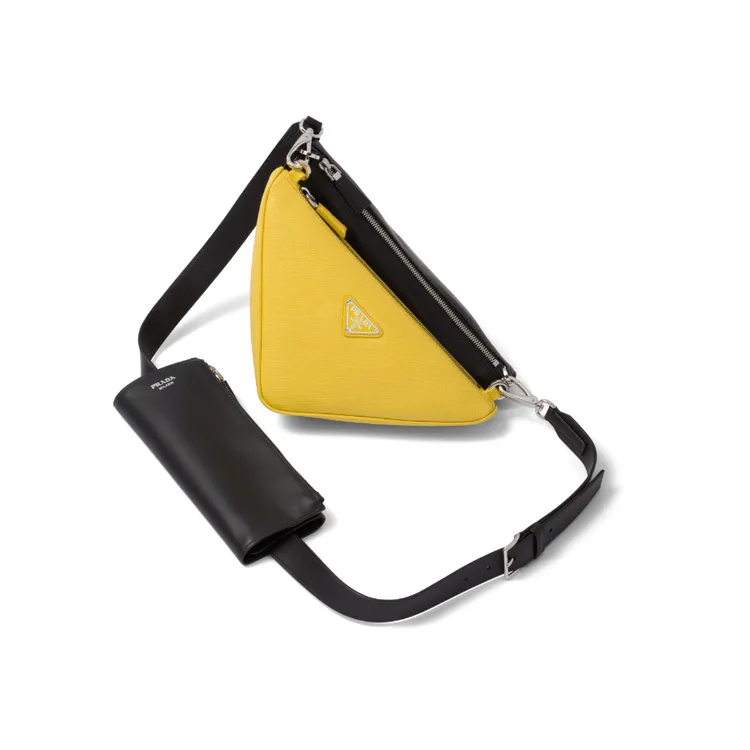 PRADA皮革3角肩背包，11萬5000元。品牌提供