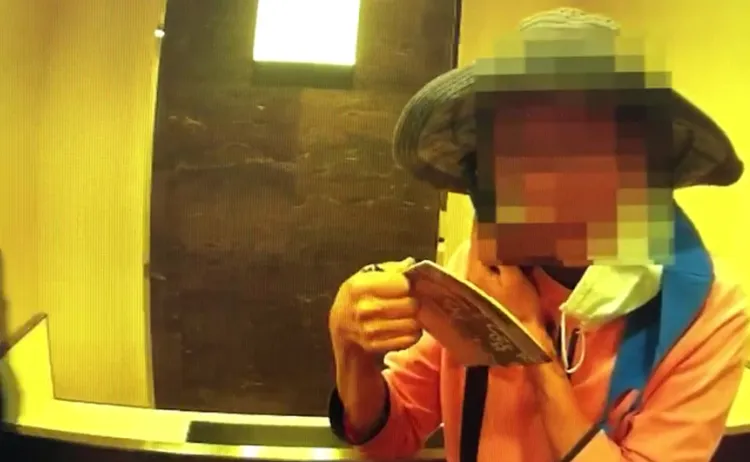 警方到場勸說，並協助致電給真正的姪女。翻攝畫面