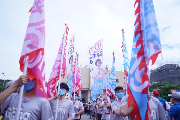 現場旗海飄揚。王惠美競總提供