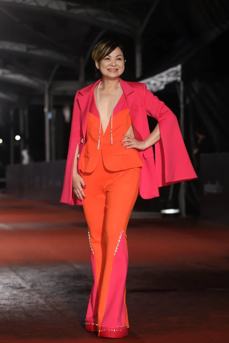 楊貴媚金鐘禮服中洞大開，性感驚豔紅毯。攝影中心攝