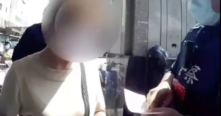 警員手持婦人匯款單，直言「戶頭有問題！」。讀者提供
