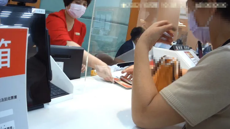 行員發現婦人欲匯款帳戶可疑，通報員警到場。讀者提供