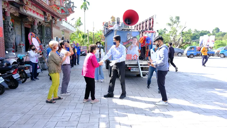 謝龍介認為，廟口開講宣導利民政見，受到鄉親支持。謝龍介提供