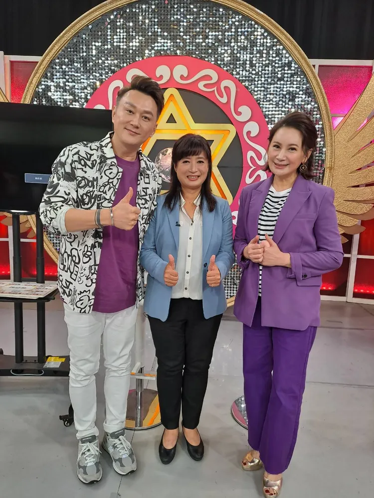 陳亞蘭（右起）、蔡培慧、何篤霖錄完影開心合影。萬鴻整合提供