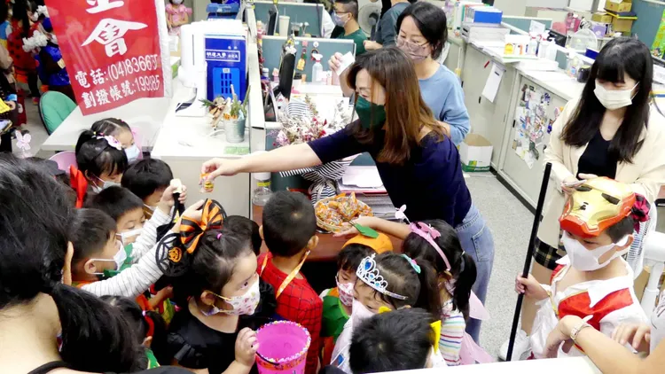 大人看到可愛的小朋友都乖乖掏出發票。校方提供