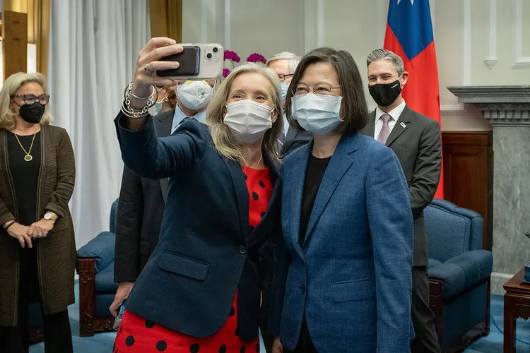 蔡英文24日上午接見「世界民主運動」全球大會聯合訪問團。總統府提供