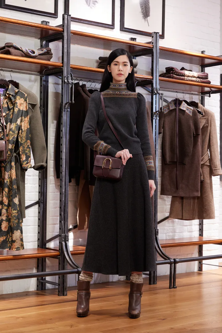 秋冬Collection女裝除引入男裝率性輪廓，更融合蘇格蘭高地元素大玩混搭。品牌提供