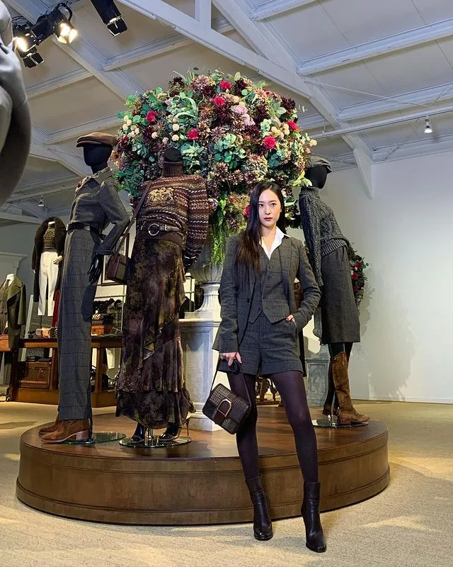 韓國女星鄭秀晶Krystal演繹兼具率性及浪漫的RALPH LAUREN Collection秋冬女裝。翻攝vousmevoyez IG