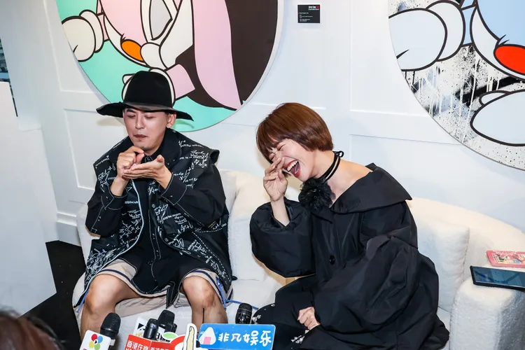 黃子佼（左）猛虧Lulu，歡笑不斷。趙世平攝