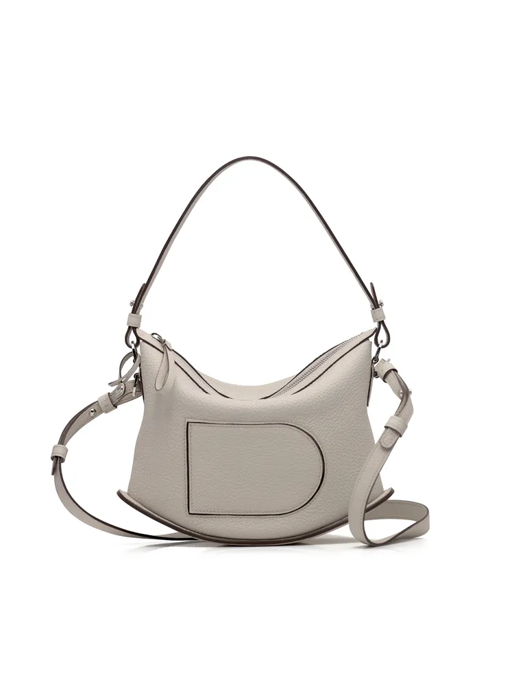 Pin Swing冷冽灰Taurillon Soft小牛皮手袋，9萬6300元。品牌提供