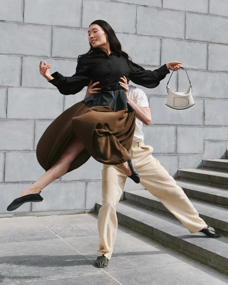 為慶祝Pin包款誕生50周年，DELVAUX再於系列下推出全新Pin Swing手袋。品牌提供