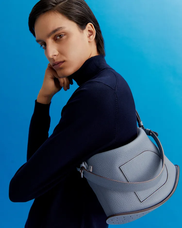 Pin Swing手袋擁有獨特雙肩帶設計，同樣適合男士使用。品牌提供