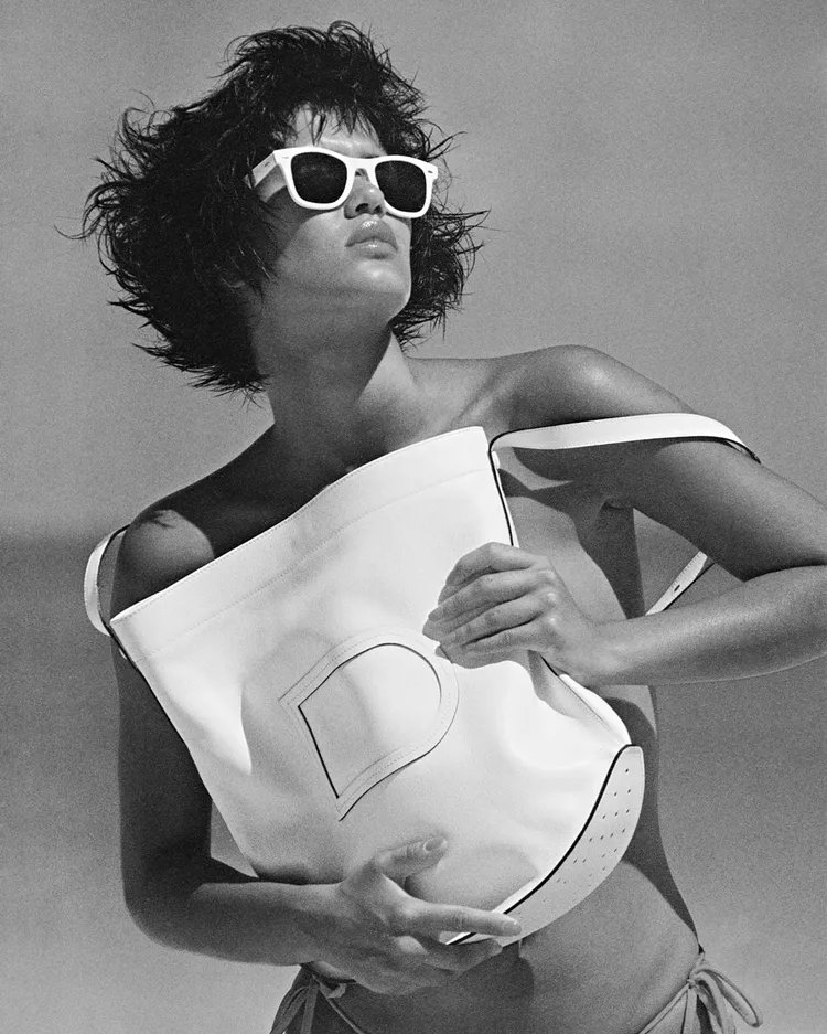 Pin包款於1972年問世，完美演繹了70年代自由不羈及率性純真的精神。品牌提供