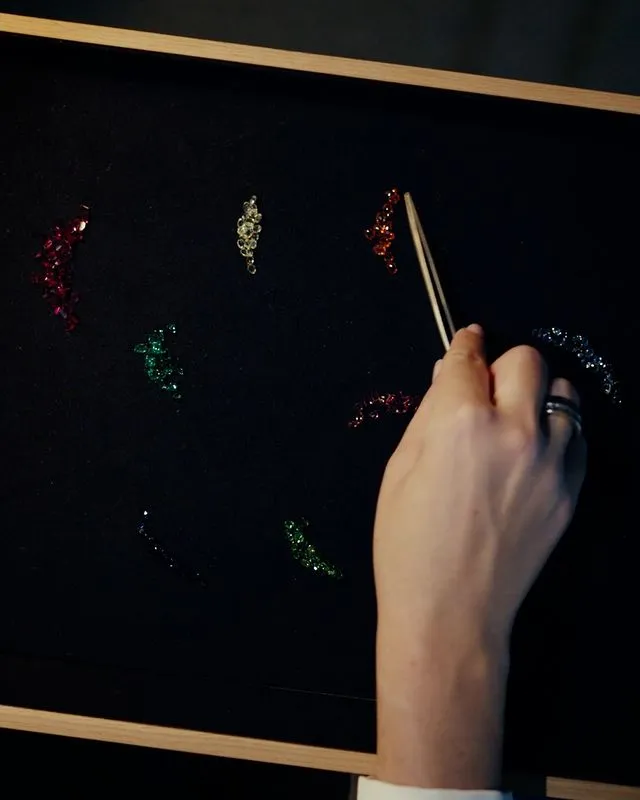 為使兩套共20只腕錶展現完美無瑕的彩虹色階，光是搜羅寶石這個步驟，就耗費近1年的光陰。翻攝audemarspiguet IG