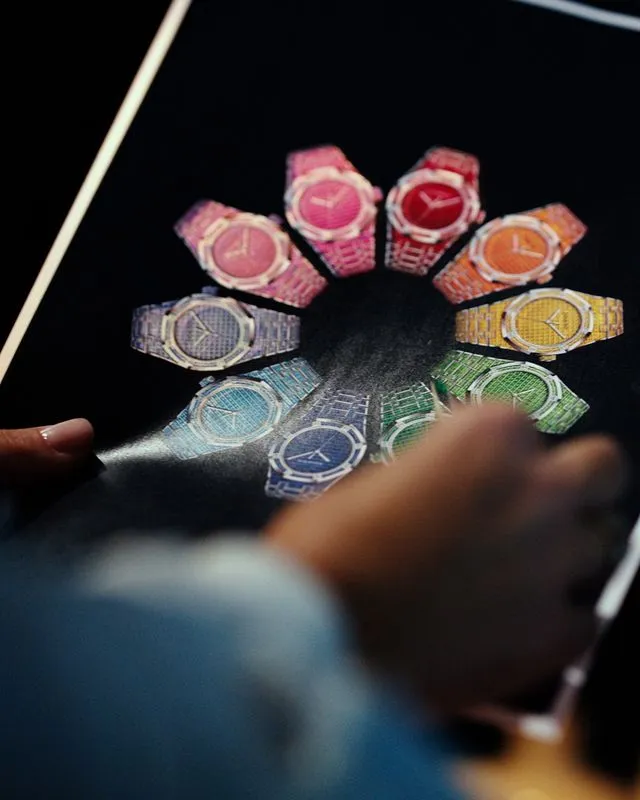 愛彼與瑞士寶石鑲嵌公司Salanitro合作，引用包括紅寶石、祖母綠、丹泉石等10種寶石，打造出獨特的採紅色階。翻攝audemarspiguet IG