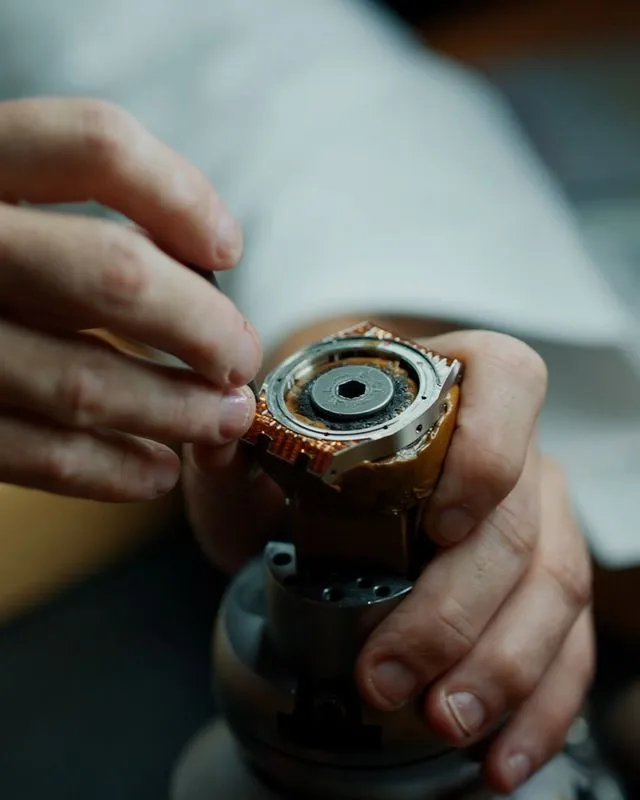 在Salanitro公司目前任職的80名工匠中，僅有10位可執行此錶寶石鑲嵌的任務。翻攝audemarspiguet IG