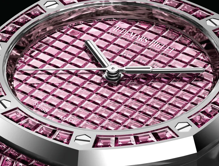 為淋漓盡致地呈現寶石光彩，錶款選用不設日期顯示功能的5909及4309自動上鍊機芯。品牌提供