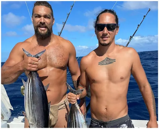 水行俠全裸只纏布秀出海戰果　網友鼓譟「把那條魚移開」