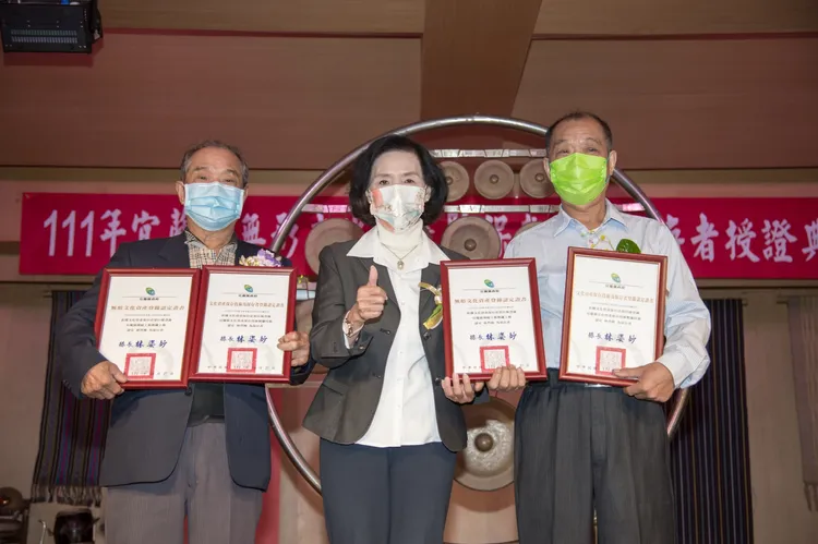 林姿妙頒授「宜蘭縣無形文化資產暨保存技術保存者」證書給「林午銅鑼」第二代林烈輝及林烈旗藝師。縣府提供