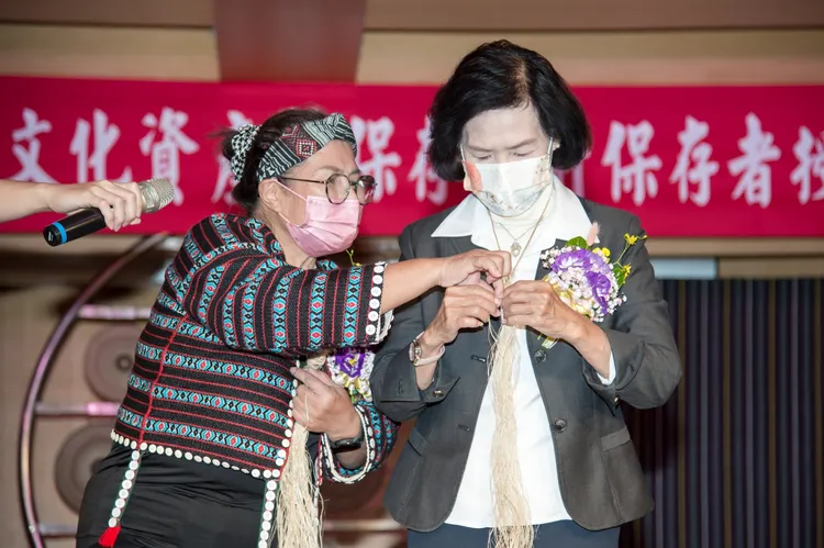 「泰雅族南澳群傳統織布工藝」保存者Bakan Nawi彭秋玉藝師現場演示苧麻纖維捻線。縣府提供