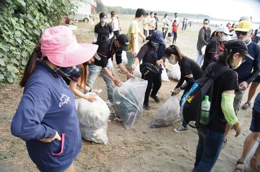 華美光學攜手720armour 發起「一袋一鏡」淨灘活動