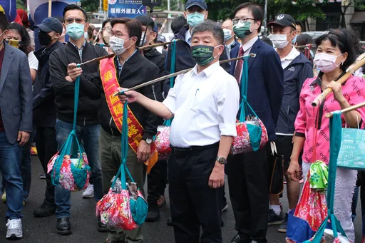 柯文哲欲送《管理學》 陳時中競辦:市政沒做好卻急送書!看錯誤教案可惜