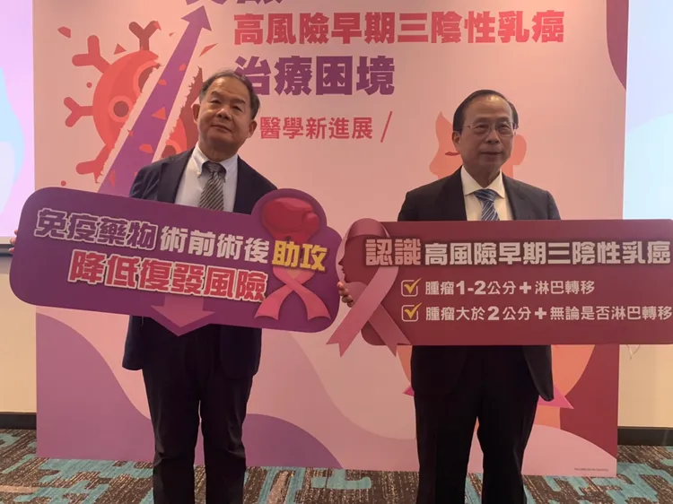 台灣外科醫學會理事長侯明鋒（右）與大同醫院副院長陳芳銘今共同出席乳癌防治衛教宣導活動。吳慧芬攝