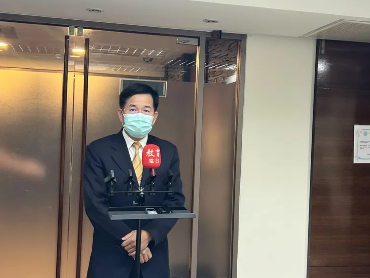 教育部長潘文忠出席部務會報前受訪。陳明萱攝