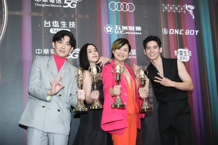 施名帥（左起）、温貞菱、楊貴媚、林柏宏以《阮三个3》奪益智及實境節目主持人獎。張哲鳴攝