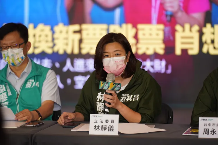 蔡其昌發言人團總團長林靜儀說明天韓國瑜到台中，究竟是盧秀燕票房毒藥或是票房「明天見真章！」曾雪蒨攝