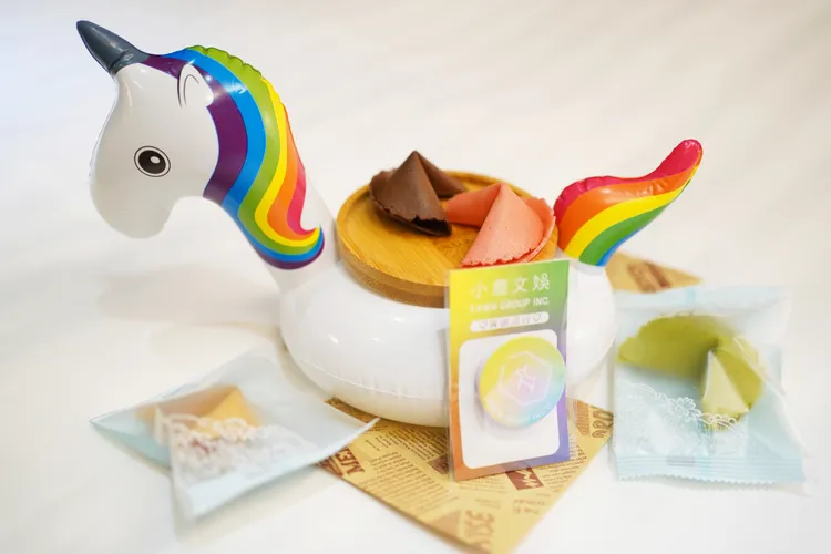活動期間入住並免費加入小鹿文娛會員，即可獲得限量特製的「彩虹手機支架」及「彩虹幸運餅乾」。小鹿文娛提供