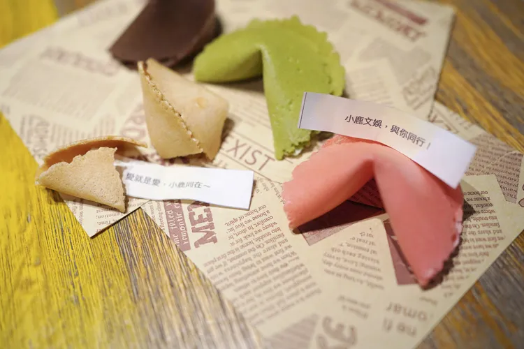 小鹿文娛特製含有平權祝福字條的「彩虹幸運餅乾」，更隨機放入住宿券等獨家好禮。小鹿文娛提供