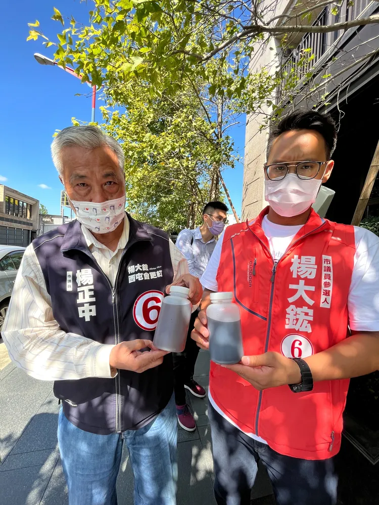 市議員楊正中、市議員候選人楊大鋐說，住戶裝濾水器也無法過濾自來水髒污，濾心一下子就變黑。楊正中服務處提供