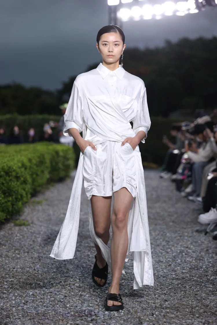 DOUCHANGLEE 2023春夏系列「The Garde時空花園」戶外秀，展演以實穿性與運動機能細節的設計，呈現凸顯女性輕鬆優雅氣息的風格時裝。品牌提供