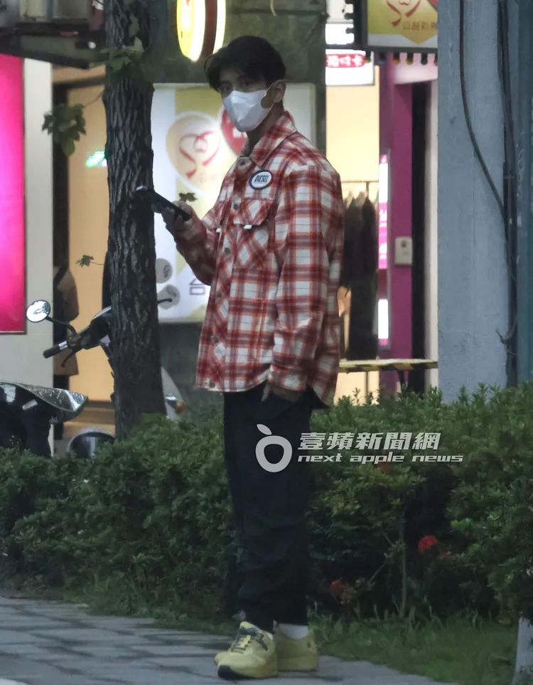 修杰楷在路邊滑手機等人。特勤中心攝