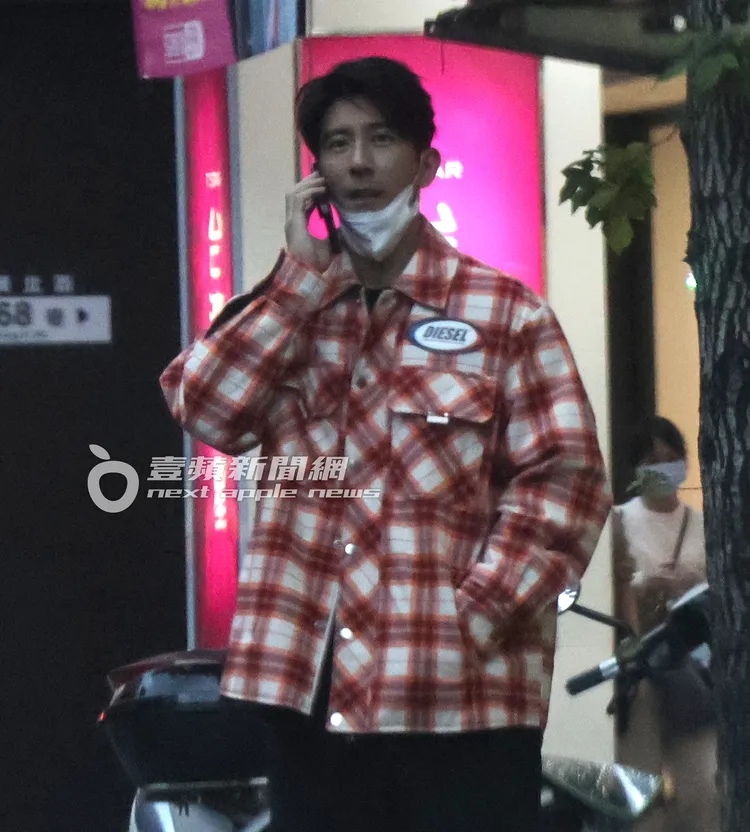 修杰楷拉下口罩似乎在聯絡事項。特勤中心攝