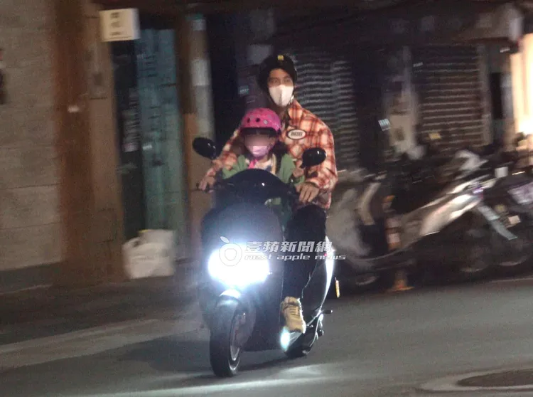 修杰楷（後）違規讓Bo妞站在踏板上一起回家。特勤中心攝